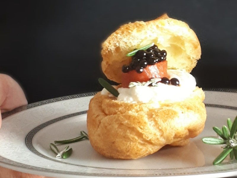 Choux di ricotta al rosmarino, salmone e caviale di&nbsp;teriyaki