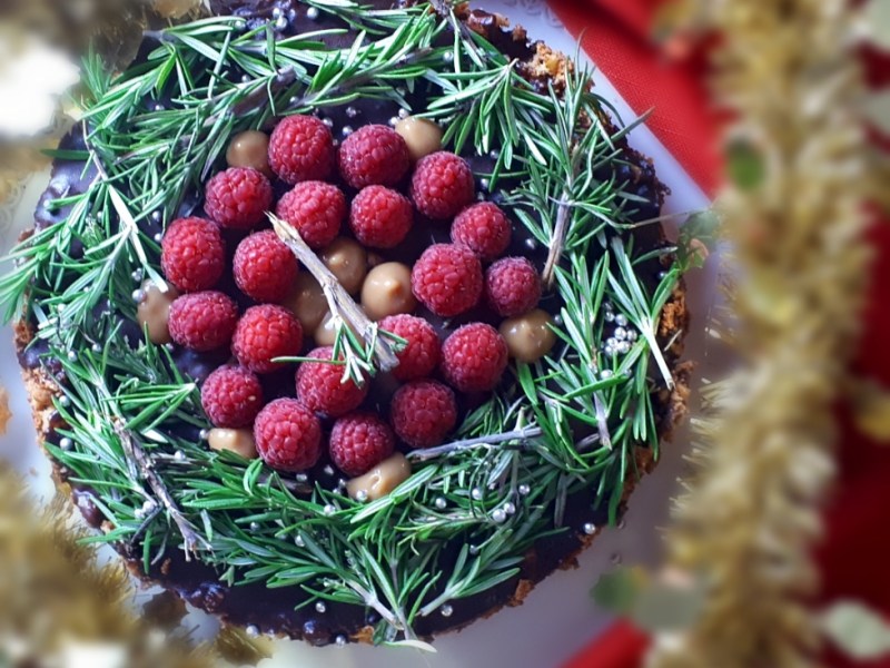 Cheesecake al cioccolato e rosmarino, caramello salato e&nbsp;lamponi