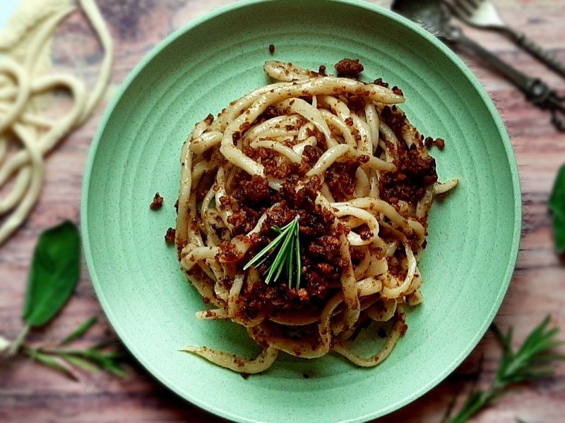 Pici alle briciole di taralli, salvia e&nbsp;rosmarino.