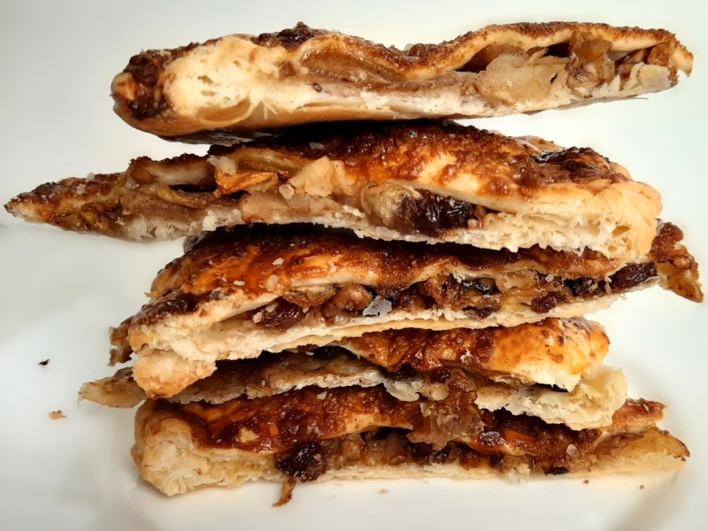 Schiacciata di sfoglia con mele, uvetta e&nbsp;noci